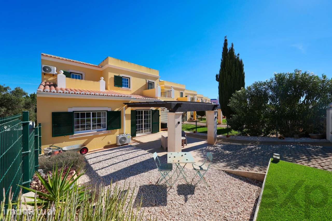Elegante moradia geminada T3 com terraços. garagem dupla e piscina – A - Grande imagem: 4/60