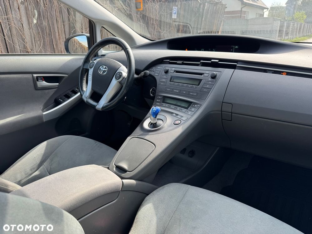 Toyota Prius (Hybrid) Life - 13