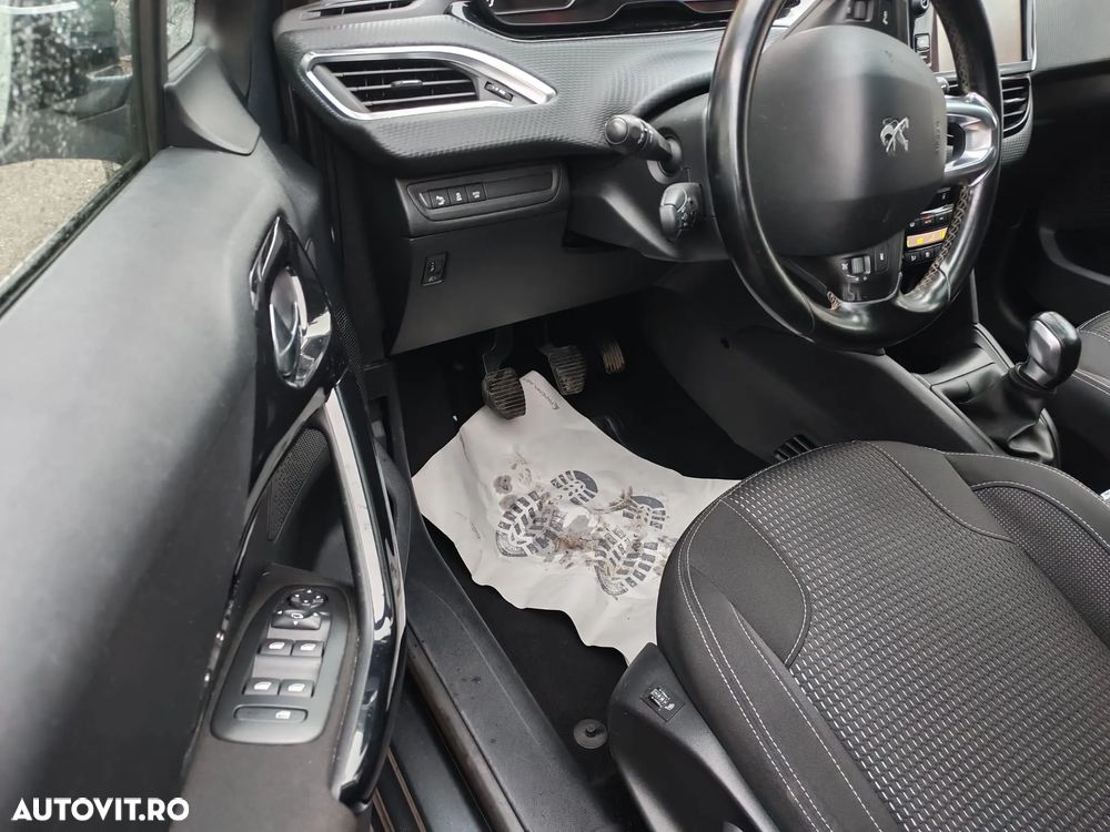 Peugeot 208 1.6 e-HDi FAP STT Allure - 8