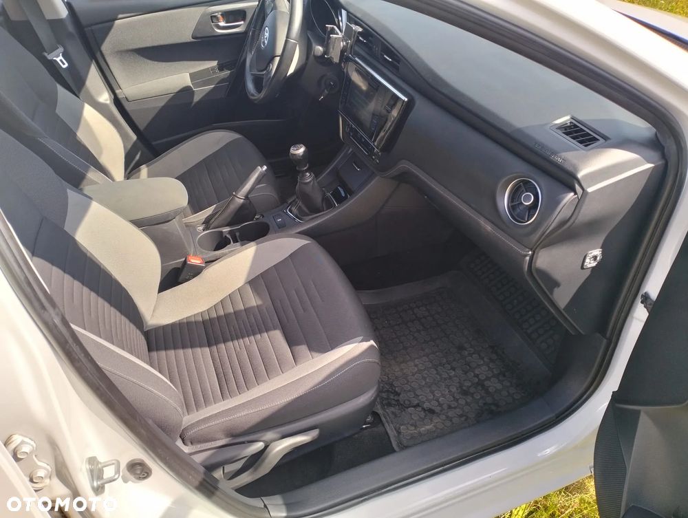Toyota Auris 1.6 Premium - 11