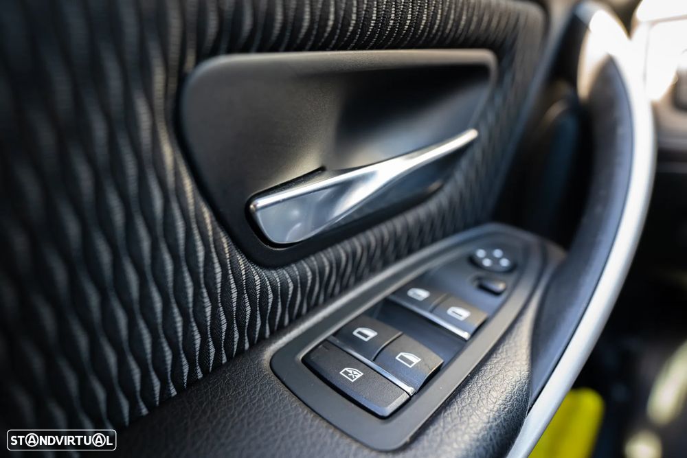 BMW 318 d Touring Advantage - 13