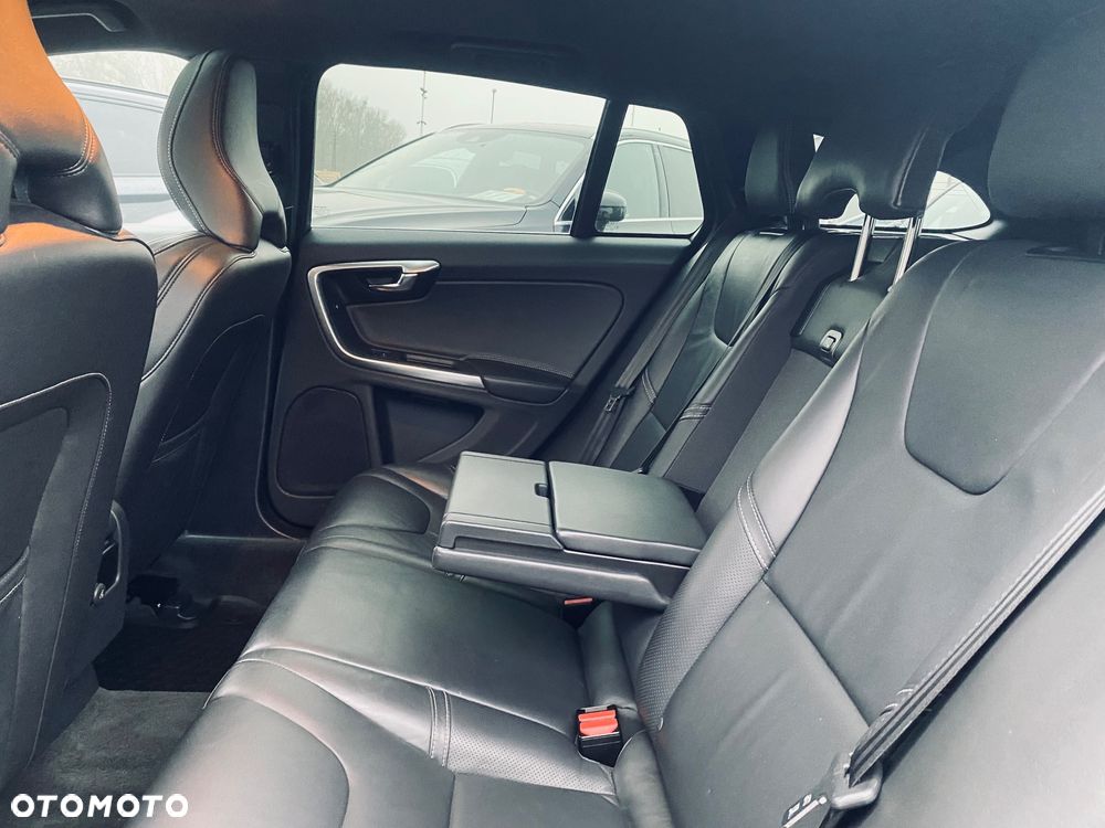 Volvo V60 D4 Geartronic R-Design - 28