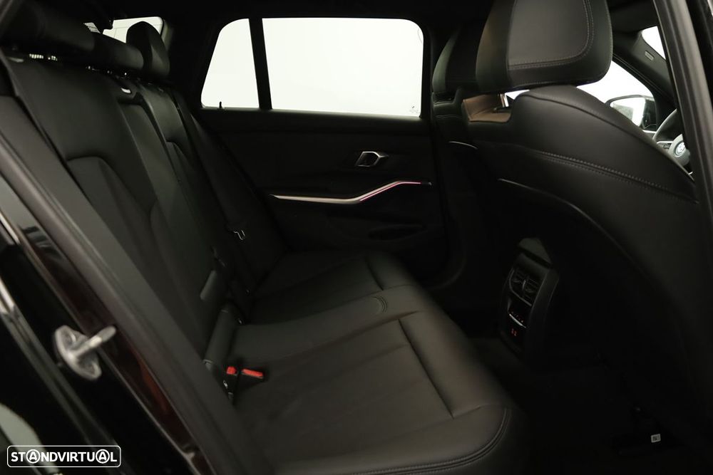 BMW 330 e Edição Desportiva M Auto - 22