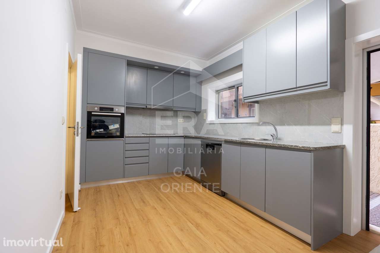 Moradia T3 Renovada junto à A1 nos Carvalhos - Grande imagem: 2/28