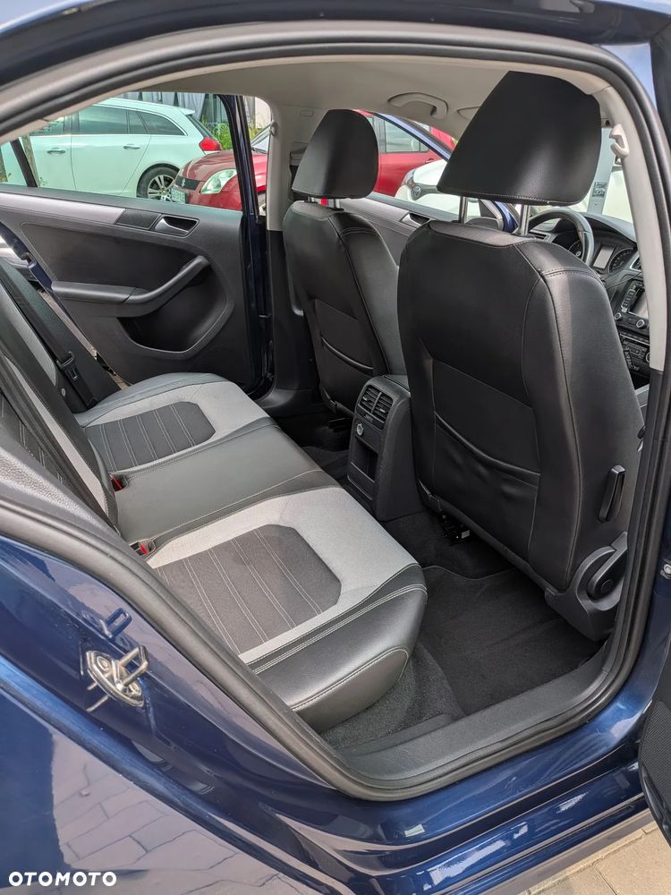 Volkswagen Jetta 2.0 TDI Highline - 8