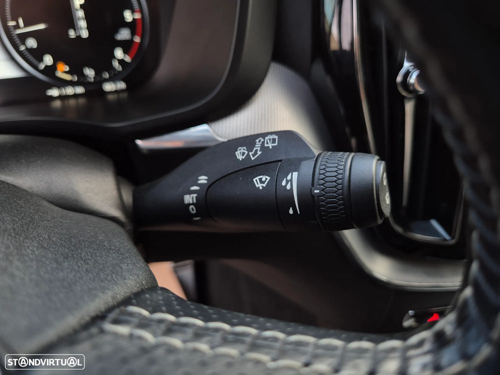 Volvo XC 60 2.0 D4 R-Design AWD Geartronic - 24