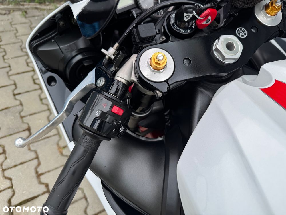 Yamaha R1 - 22