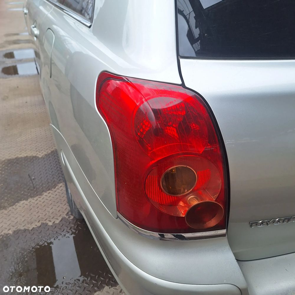 LAMPA PRAWY LEWY TYL TOYOTA AVENSIS T25 KOMBI - 4