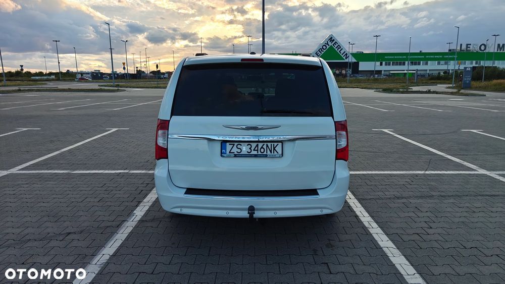 Chrysler Town & Country - 8