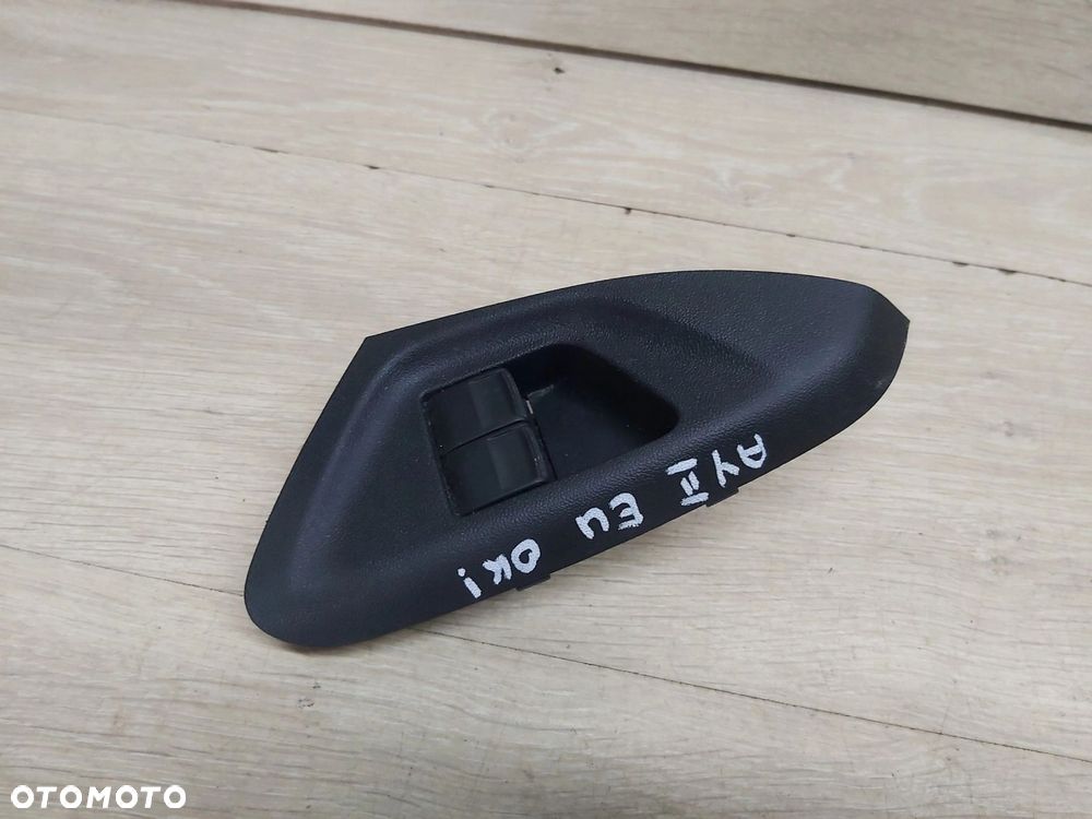 Toyota AYGO II przełącznik szyby lewy przód przycisk - 1