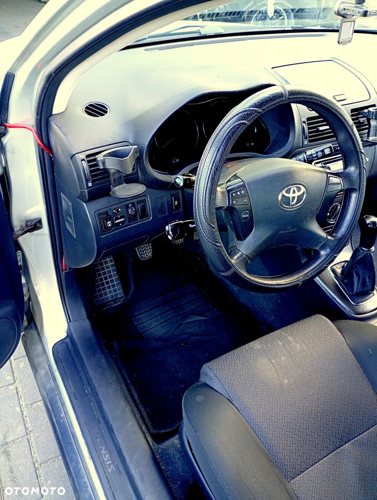 Toyota Avensis - 18