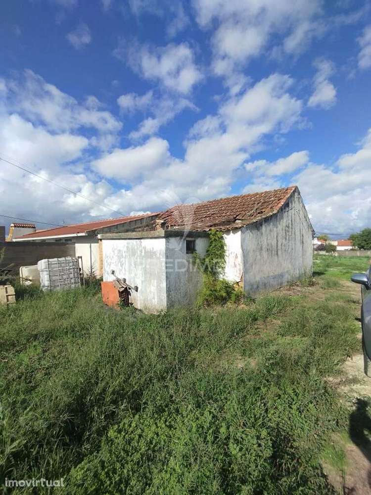 MORADIA COM TERRENO, PARA RECONSTRUIR - Grande imagem: 3/9