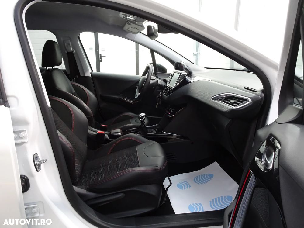 Peugeot 2008 1.2 L PureTech STT GT Line - 15