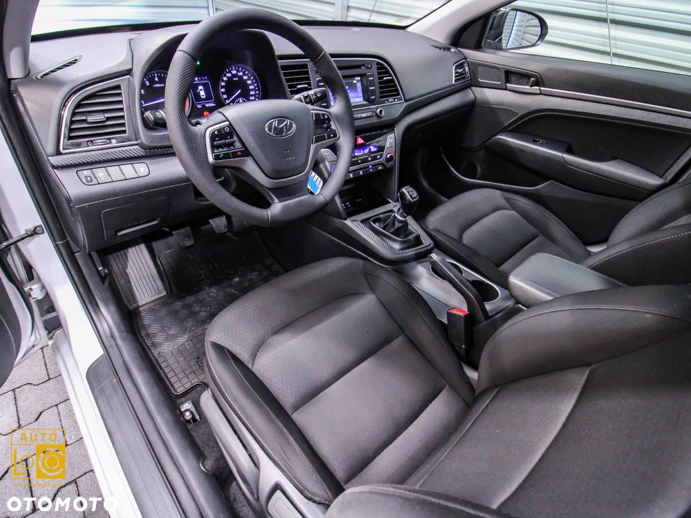 Hyundai Elantra 1.6 Comfort - 16