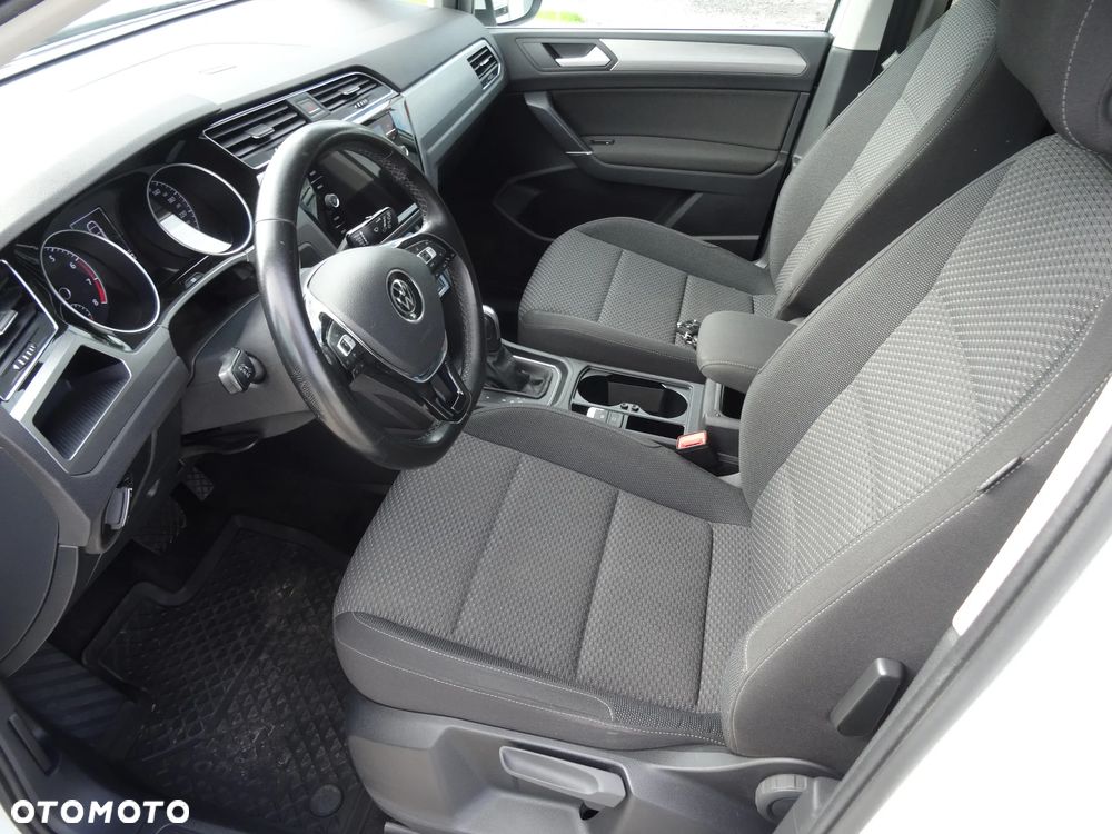 Volkswagen Touran - 10