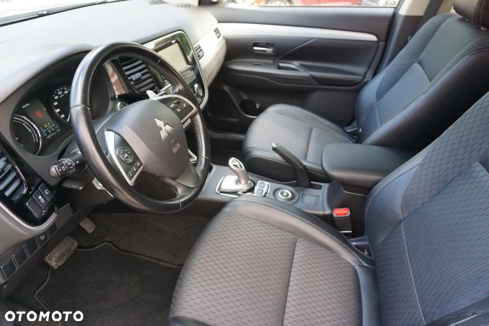 Mitsubishi Outlander Instyle NAVI + - 9