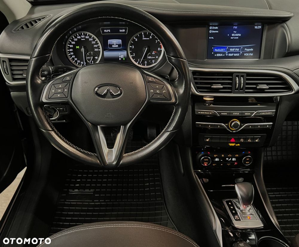 Infiniti Q30 1.6t Premium 7DCT - 24