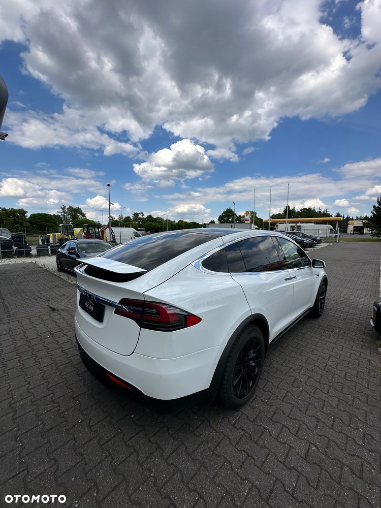 Tesla Model X - 11