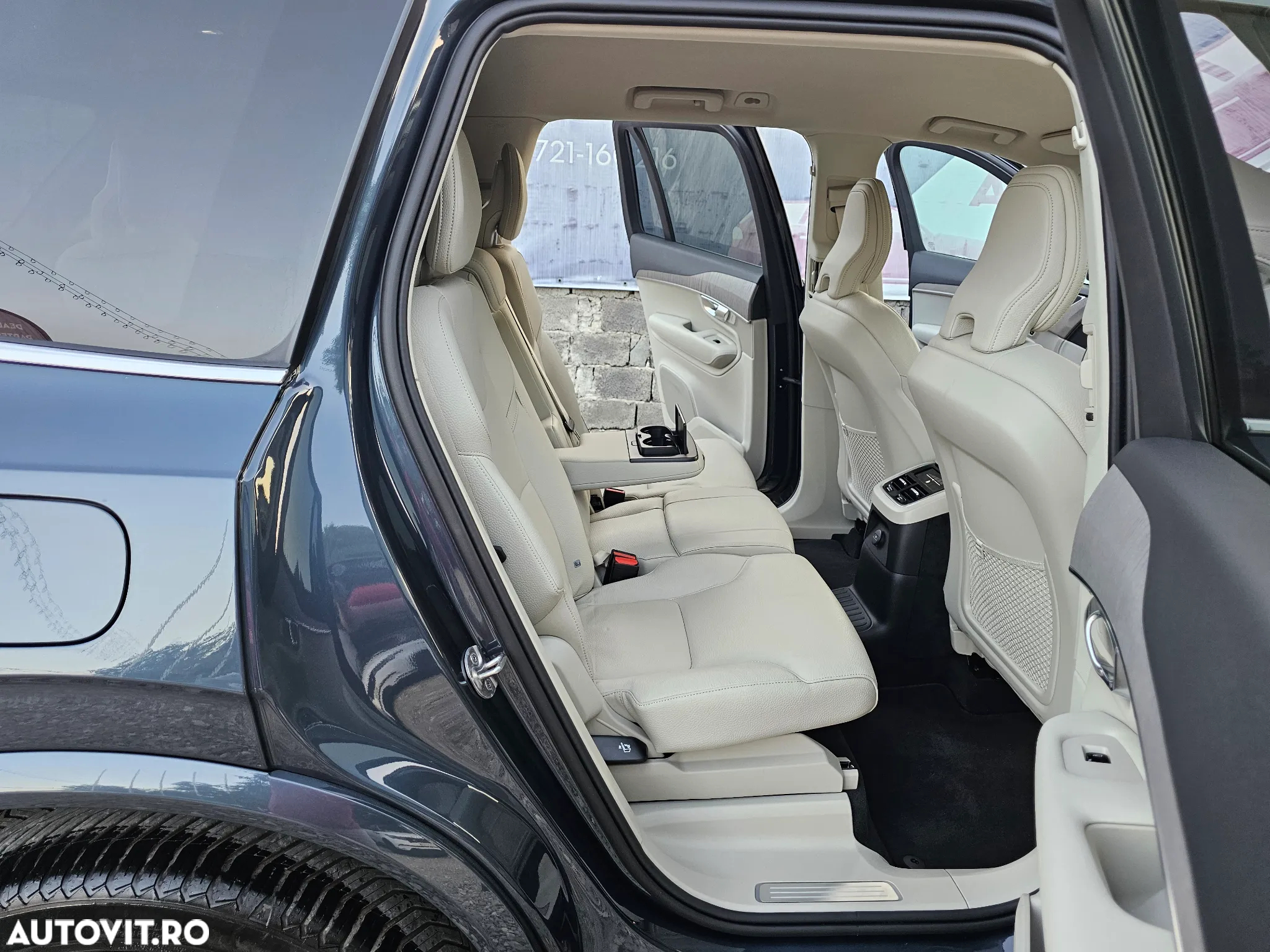 Volvo XC 90 T8 AWD Plug-in Hybrid Plus Dark - 32