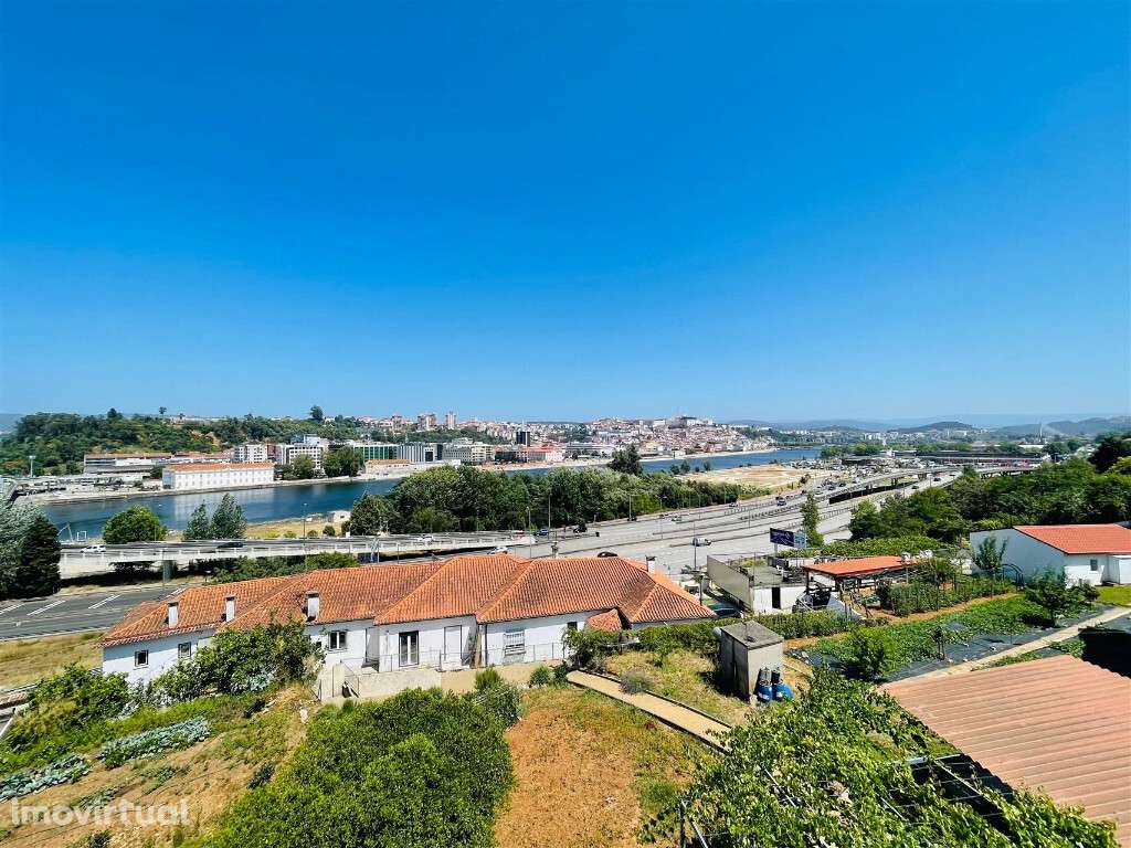 Apartamento T3 com lugar de garagem em zona de Santa Clara - Grande imagem: 2/17