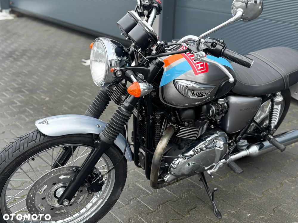 Triumph Bonneville - 16