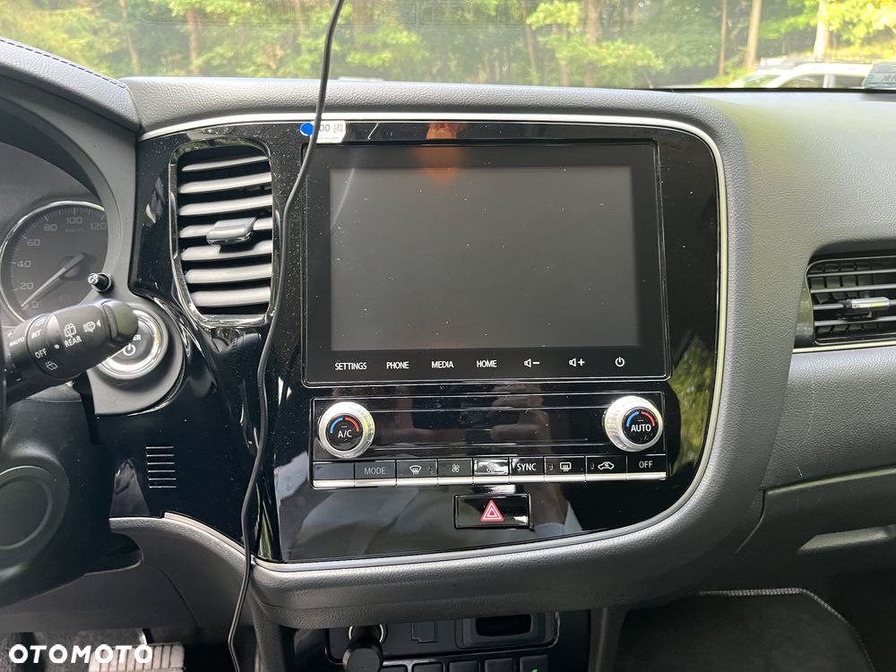 Mitsubishi Outlander Instyle NAVI + - 27
