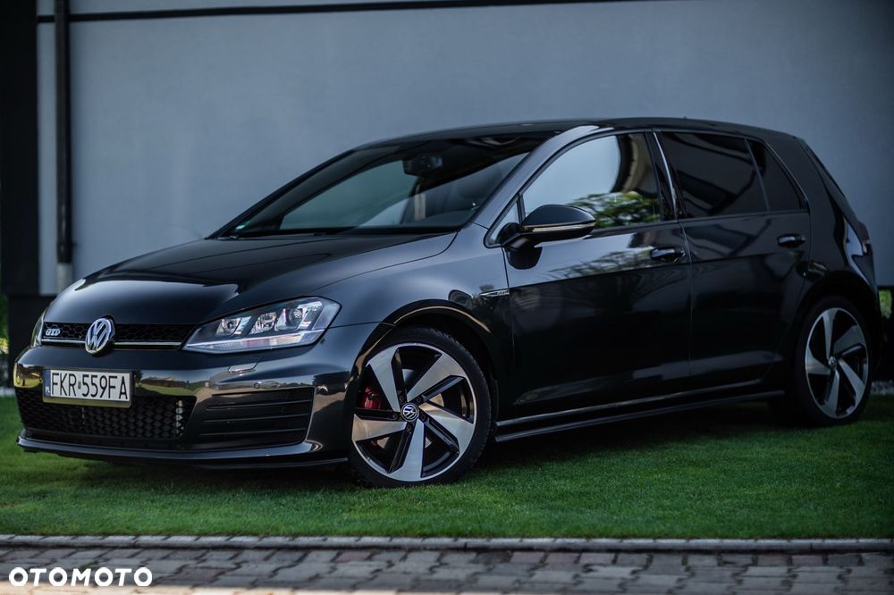 Volkswagen Golf - 1