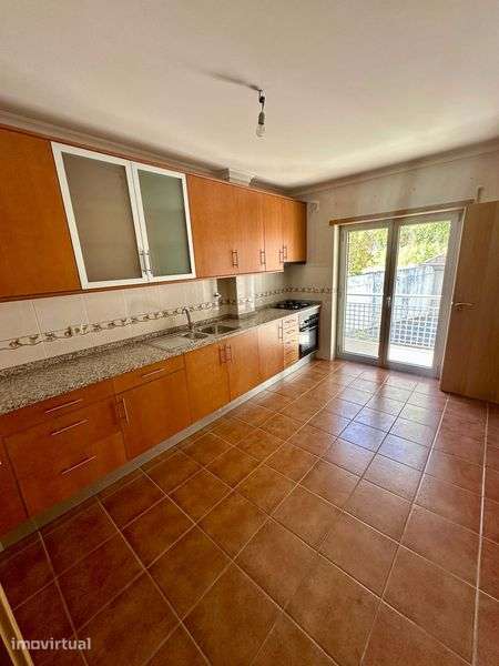 Arrenda-se T3 com Garagem / 150m2 em pleno centro de Bragança - Grande imagem: 3/11
