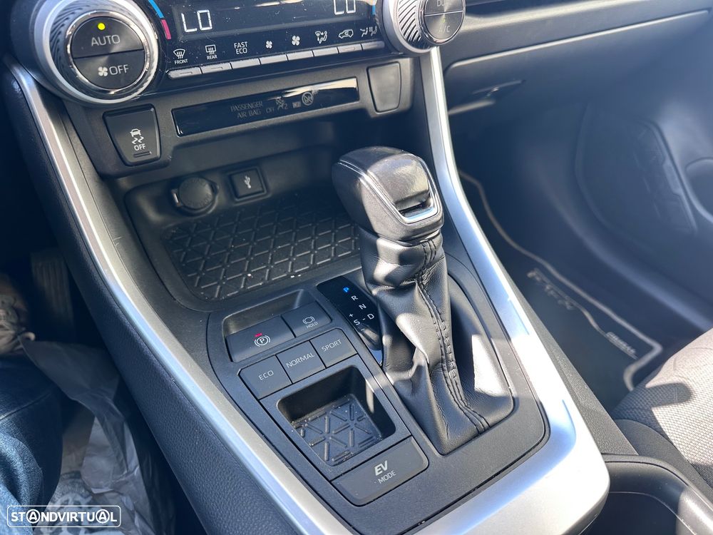 Toyota RAV4 2.5 HDF Comfort — fotografia 12