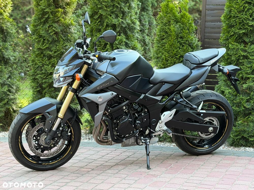 Suzuki GSR - 6