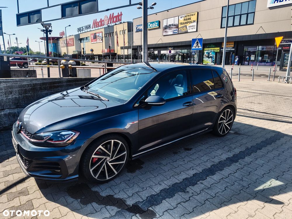 Volkswagen Golf - 1