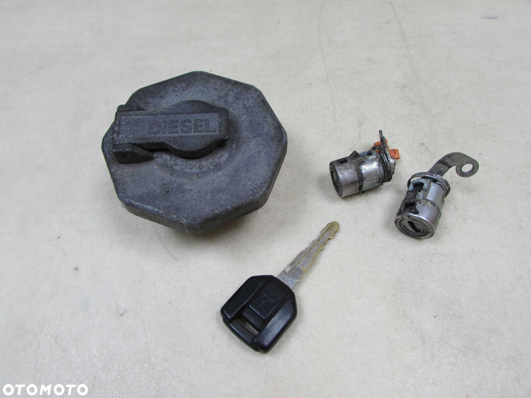 MITSUBISHI CANTER FUSO 7C15 E6 13- WKLADKA ZAMKA KLUCZYK KOREK WLEWU PALIWA KPL - 1