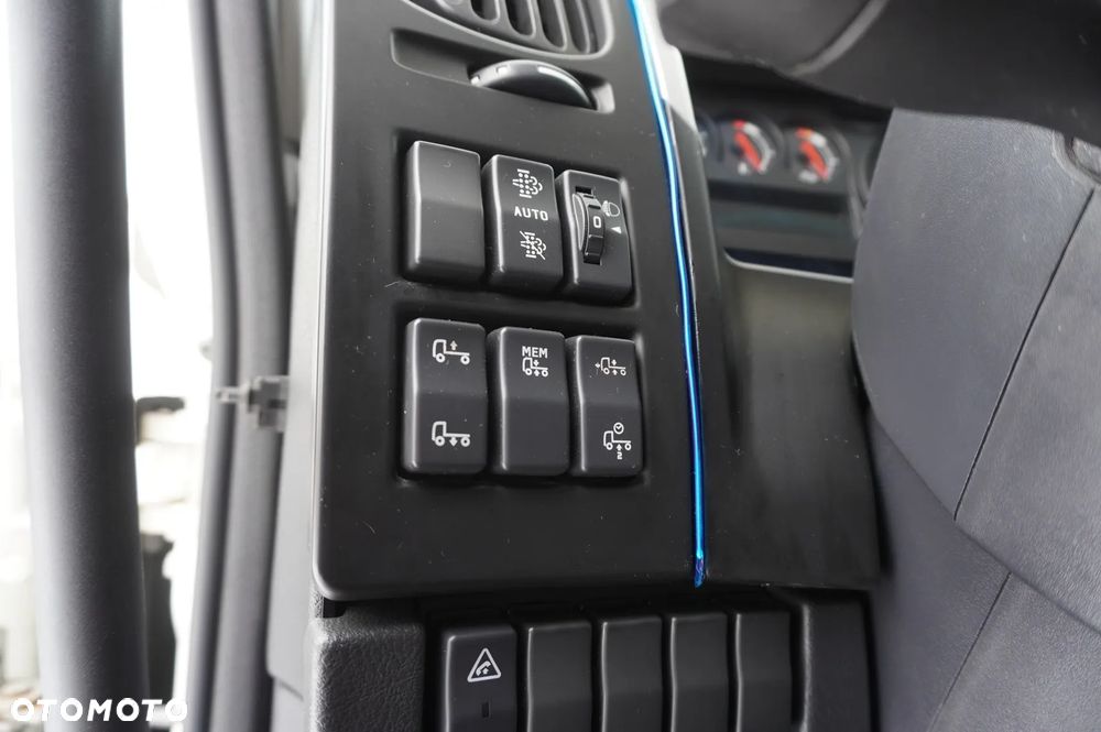 Renault D280 16T / kontener 18 palet / Winda - 19