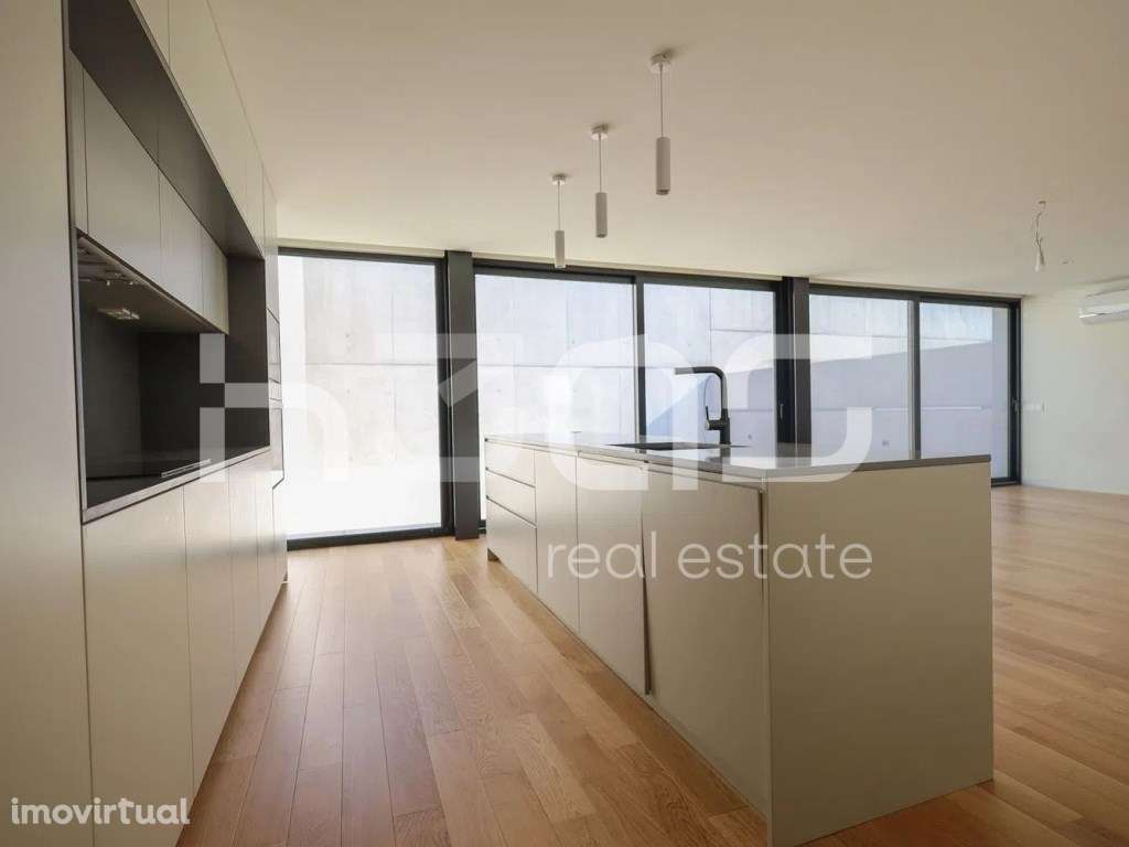 MORADIA COM EXCELENTES ACABAMENTOS E COM GARAGEM PARA DUAS VIATURAS - Grande imagem: 4/21