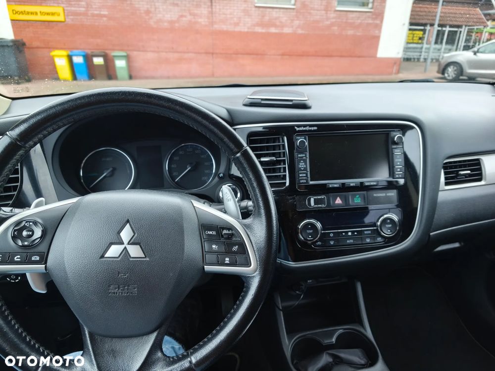 Mitsubishi Outlander Instyle NAVI + - 13