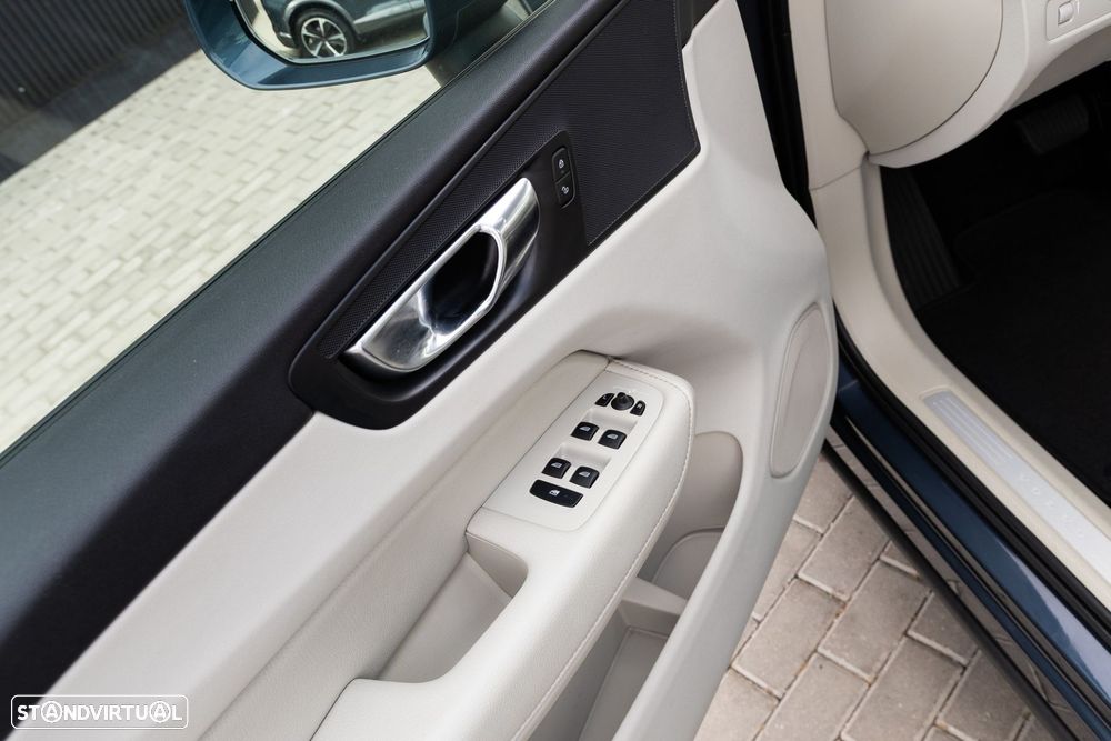 Volvo XC 60 2.0 B4 Momentum - 11