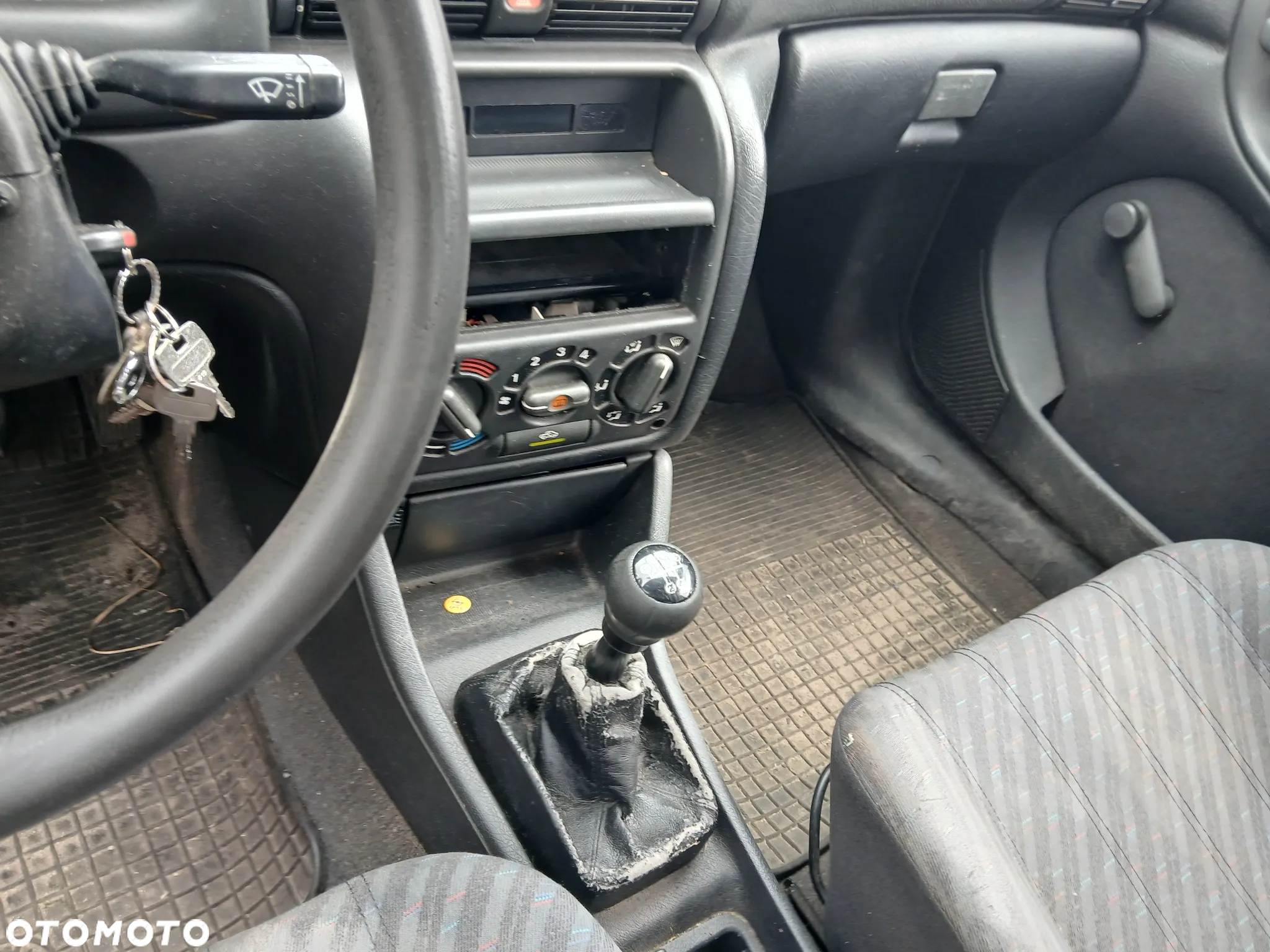 opel astra F HB fotel fotele kanapa deska kokpit podsufitka boczek boczki klamka podłokietnik licznik - 4