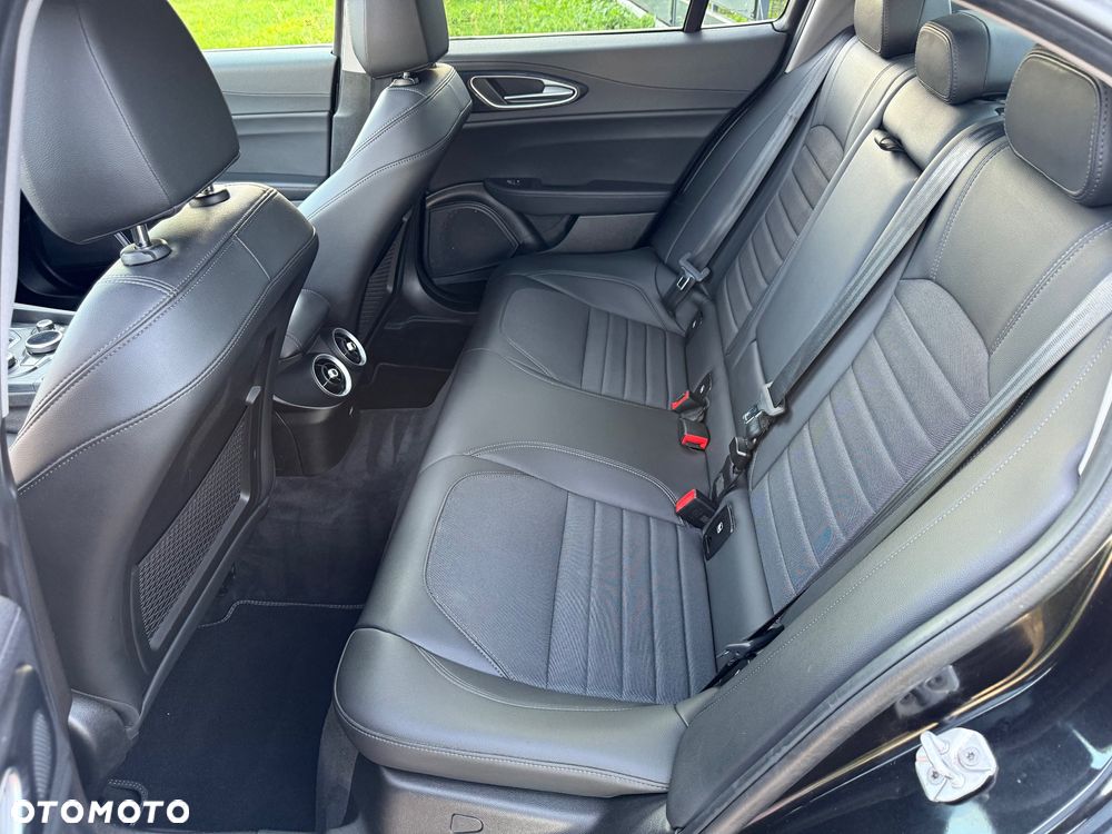 Alfa Romeo Giulia 2.2 AT8 Business - 26