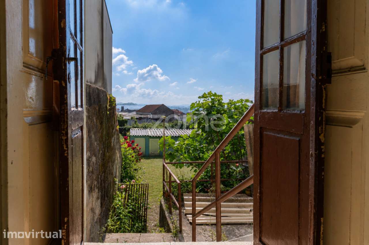 Moradia para reabilitar com enorme jardim na Rua do Bonfim - Grande imagem: 3/28