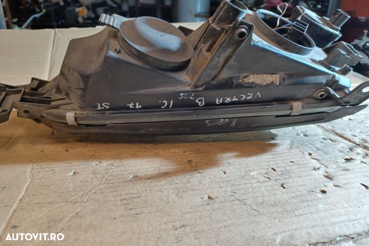 Far stanga Opel Vectra B  [din 1995 pana  1999] seria Sedan 4-usi 1.7 TD MT (82 hp) - 4