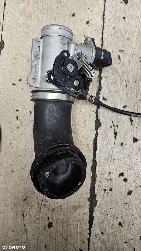 Przepustnica prawa BMW R12300 GS  13547672732 - 14