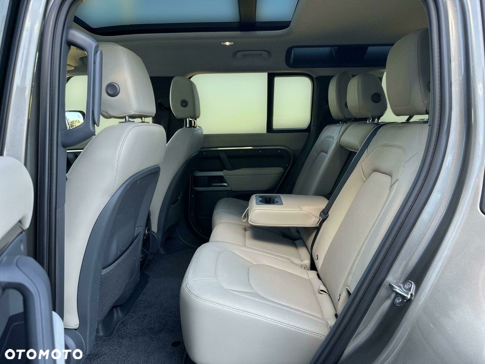 Land Rover Defender - 12