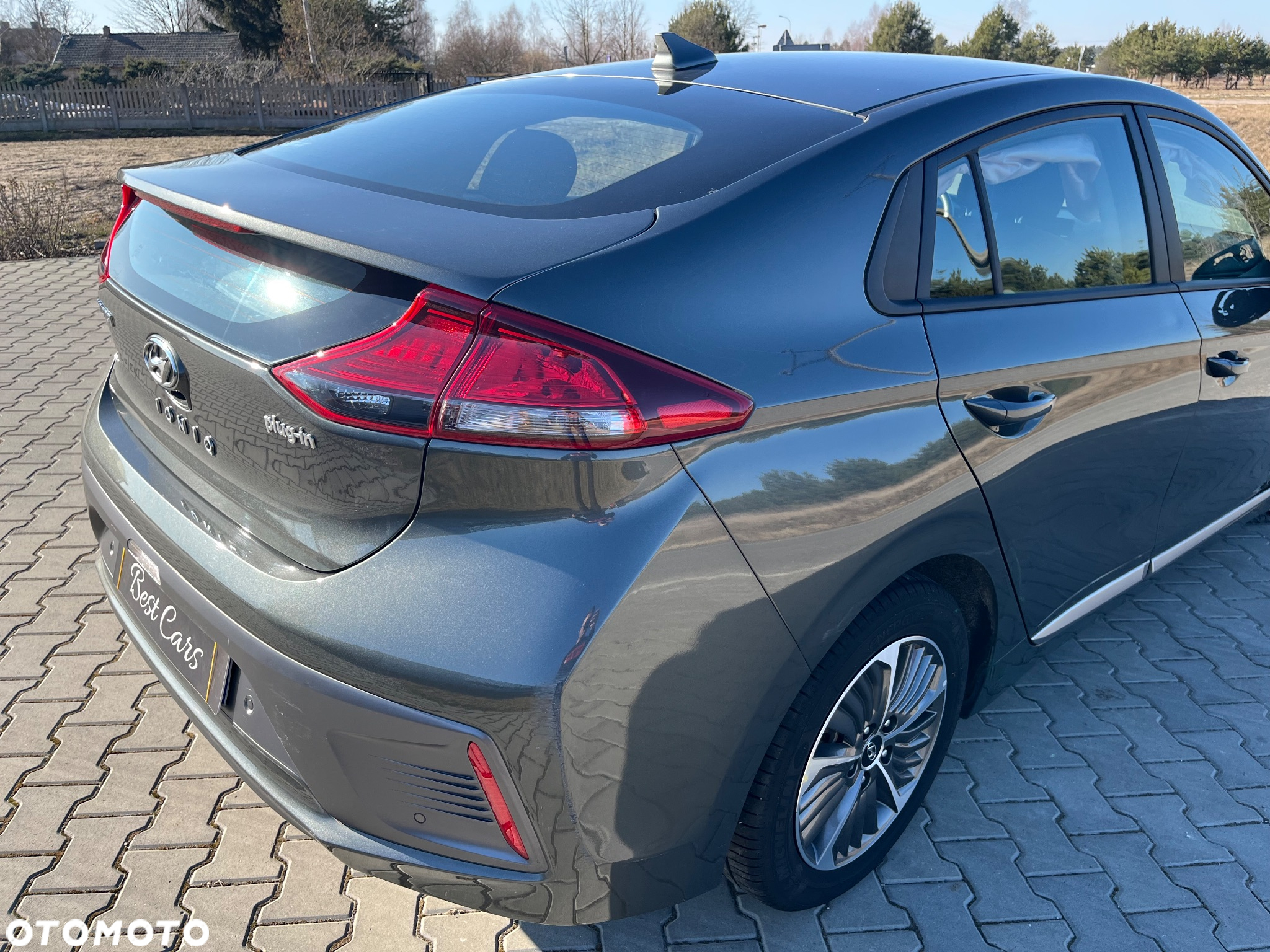 Hyundai IONIQ - 7