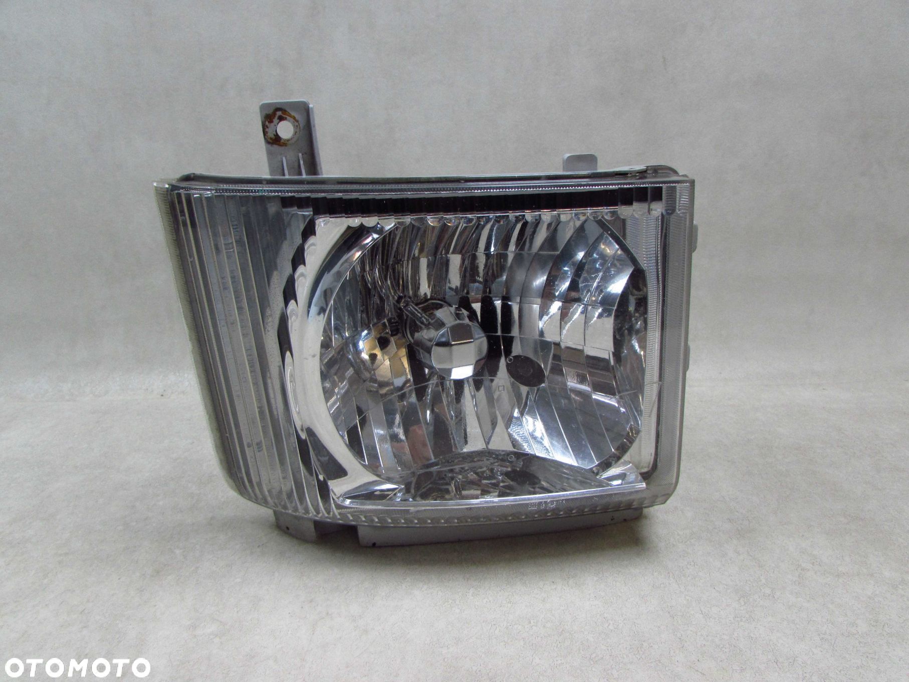 ISUZU N35 N75 NPR NQR 07-18 LAMPA REFLEKTOR PRZOD PRAWY UK - 1