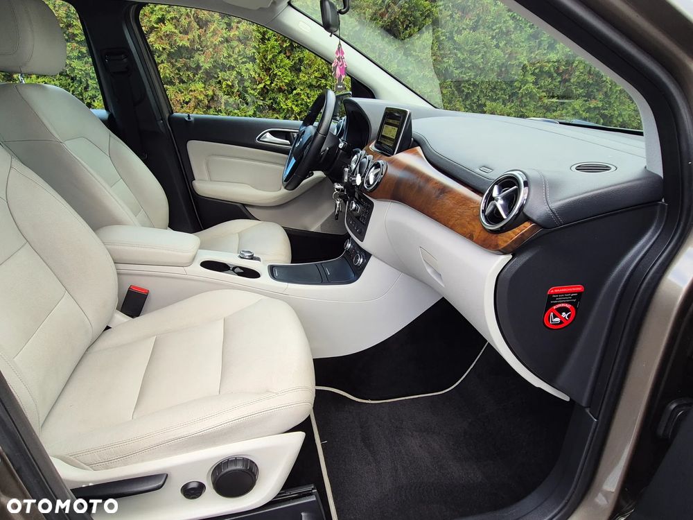 Mercedes-Benz Klasa B 180 7G-DCT UrbanStyle Edition - 31