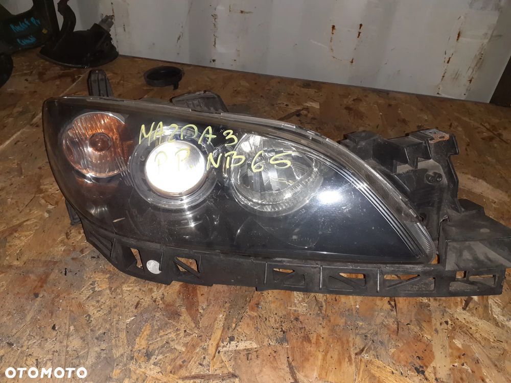 Reflektor LAMPA PRAWA PRAWY PRZÓD MAZDA 3