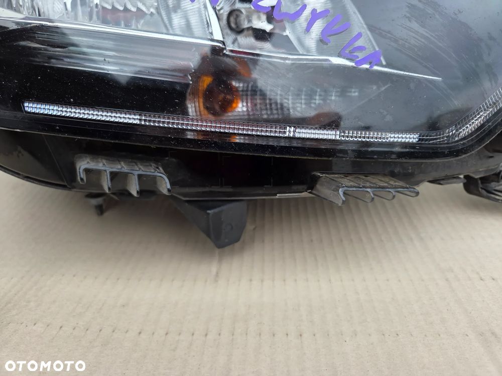 Lampa przednia prawa zwykła Peugeot 208 II  9823193880 - 8