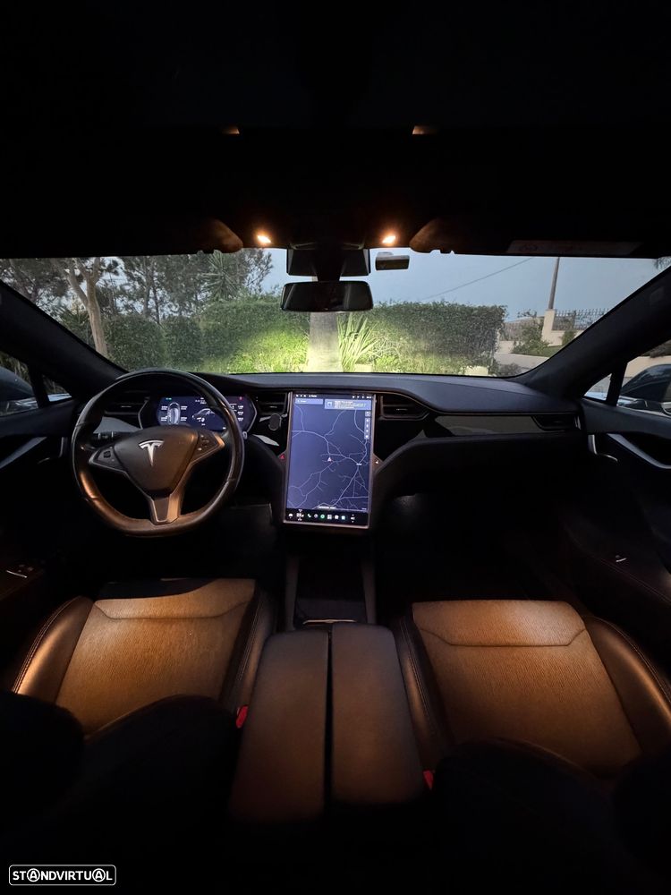 Tesla Model S - 8