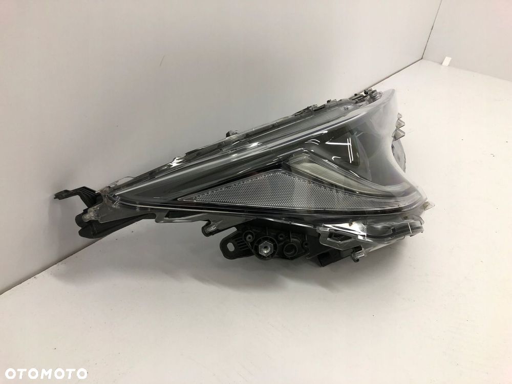 TOYOTA COROLLA E21 19- HB KOMBI LAMPA PRZEDNIA PRAWA LED 81110-02S70 - 2