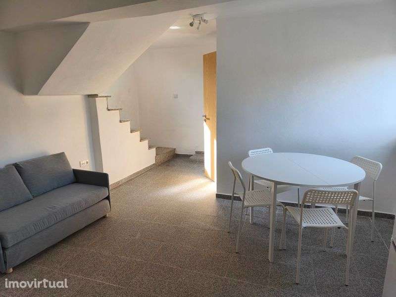 Aluga-se pequena moradia T2 mobilada – Canas de Santa Maria - Grande imagem: 2/12